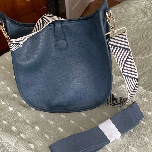 Elegant Navy Shoulder Bag with Geometric Strap EUC - Picture 3 of 5